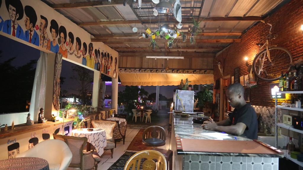 Bushman Cafe Hotel 阿比让 外观 照片