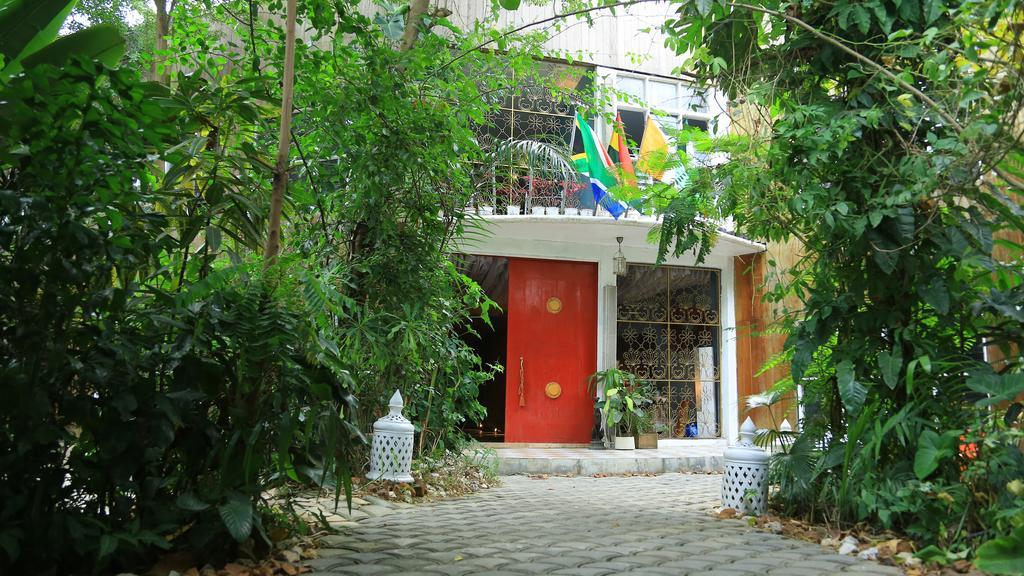 Bushman Cafe Hotel 阿比让 外观 照片