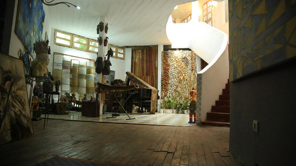 Bushman Cafe Hotel 阿比让 外观 照片