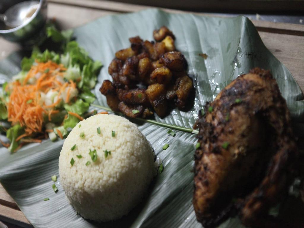Bushman Cafe Hotel 阿比让 外观 照片